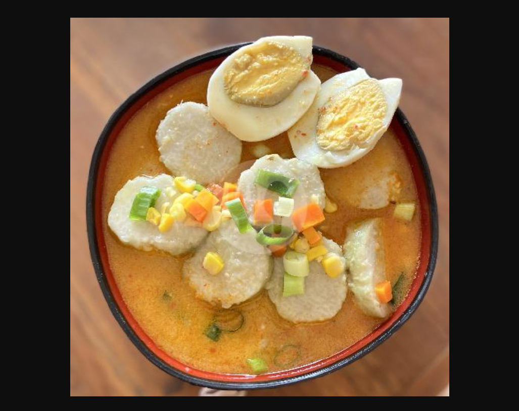 Lontong Ngengsreng adalah kuliner khas Cilacap yang selalu jadi incaran warga lokal untuk sarapan.