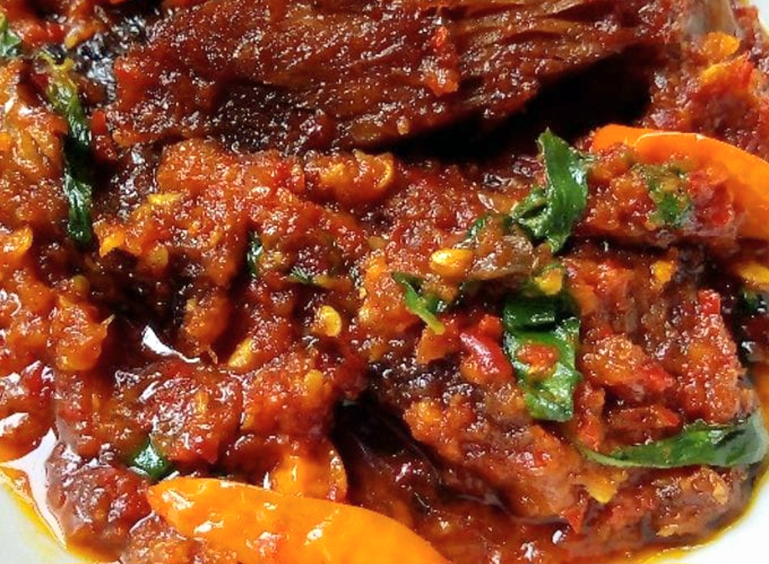 Balado tongkol kemangi pedas gurih, siap menggoda lidah dan bikin nasi habis tak bersisa!