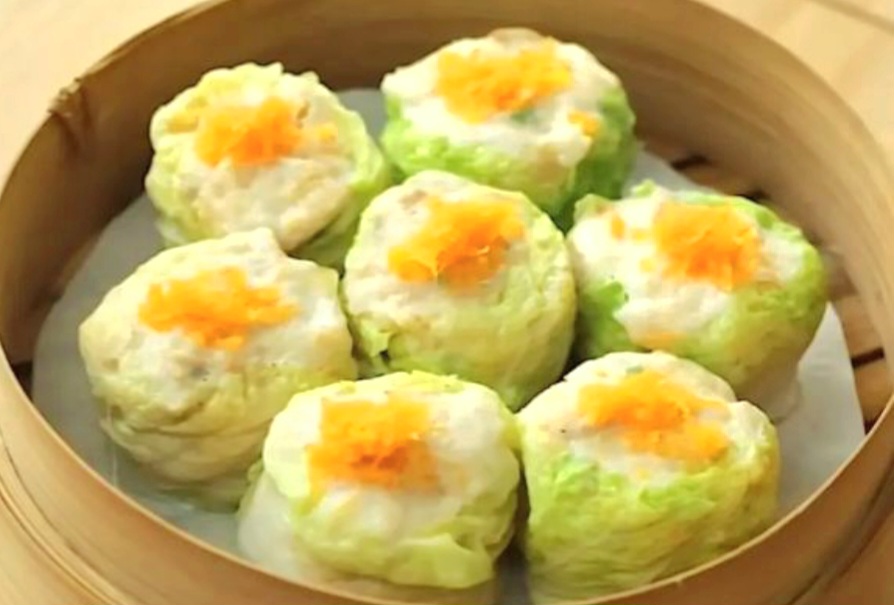 Dimsum dada ayam sehat ala Chef Devina Hermawan, dibungkus sawi dan minim tepung, cocok untuk camilan diet dan bekal sehat.