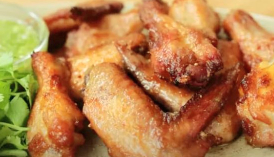 Sayap ayam panggang Thailand ala Chef Devina Hermawan ini empuk, gurih, dan bumbunya meresap.