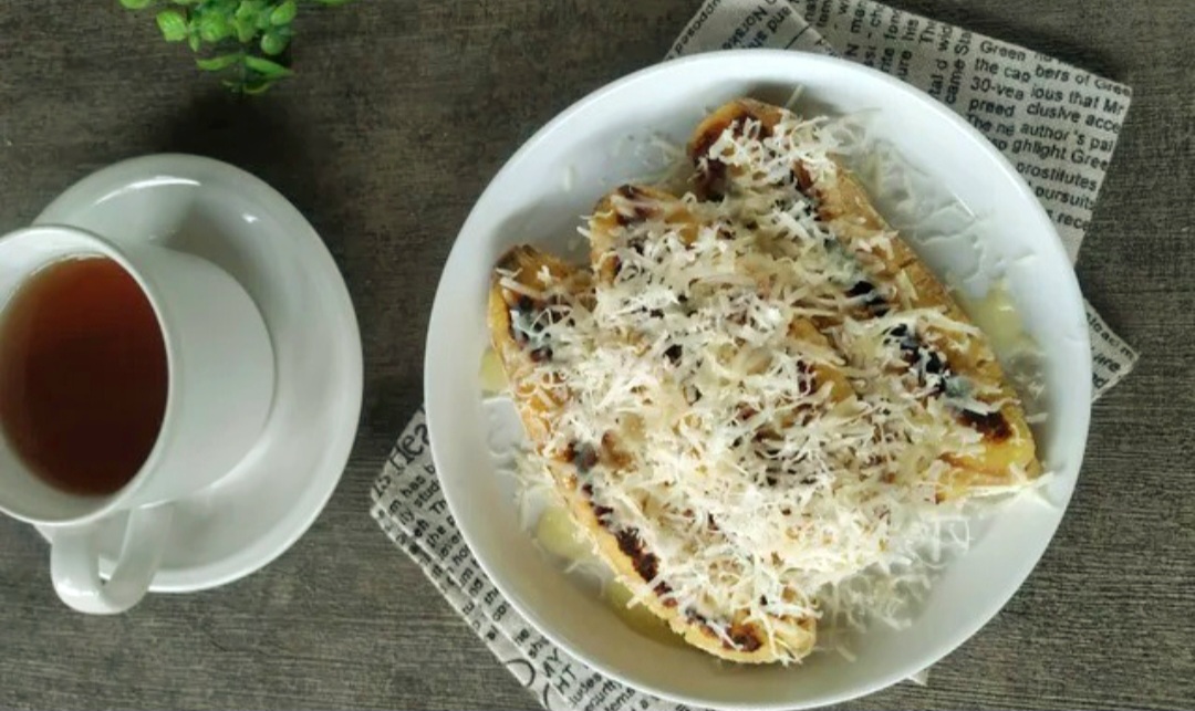 Camilan khas Semarang ini dibuat dari pisang kepok yang dipipihkan, dibakar, dan diberi topping manis.