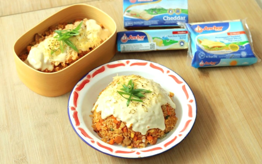 Nasi goreng keju ayam ala Chef Devina ini praktis, lezat, dan siap dalam 15 menit.