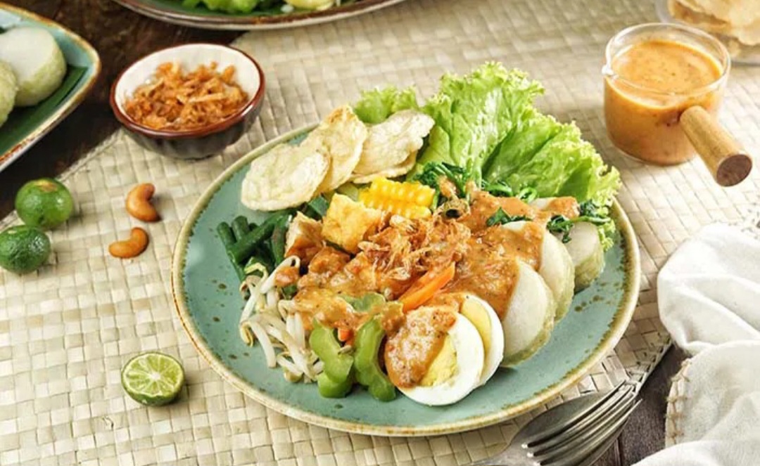 Gado-gado komplit ala rumahan, isian lengkap dan saus kacang gurih khas Indonesia.