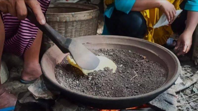 Goreng kerupuk tanpa minyak goreng.