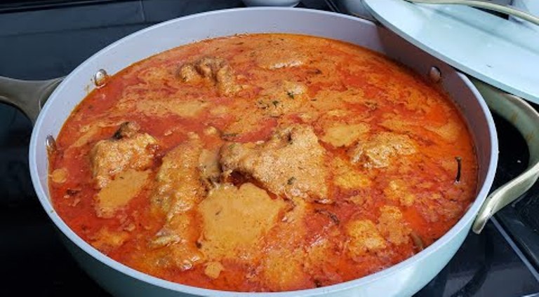 Ilustrasi ayam kuah santan pedas.