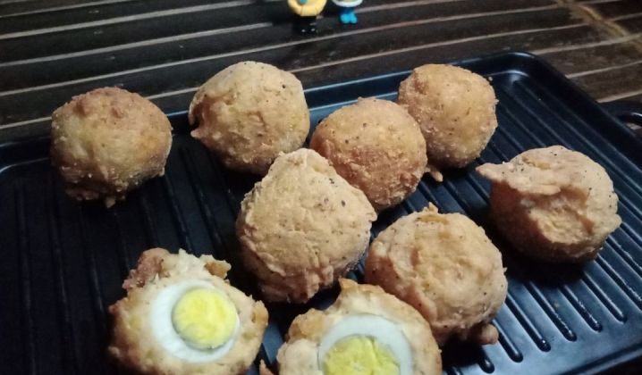 Ilustrasi bola tempe isi telur puyuh.