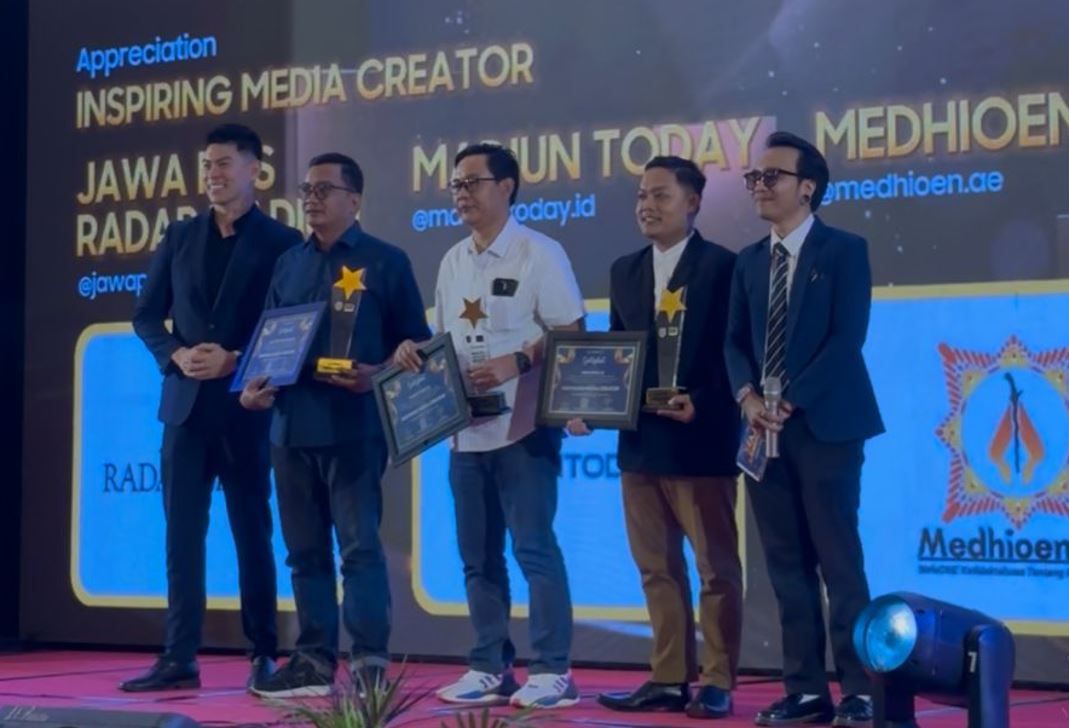 GM Jawa Pos Radar Madiun Arfinanto Arsyadani (dua dari kiri) menerima penghargaan Inspiring Media Creator di Samsung Maju Mendunia 2025.