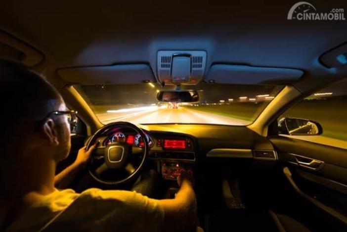 Ilustrasi menyalakan lampu kabin mobil saat malam.