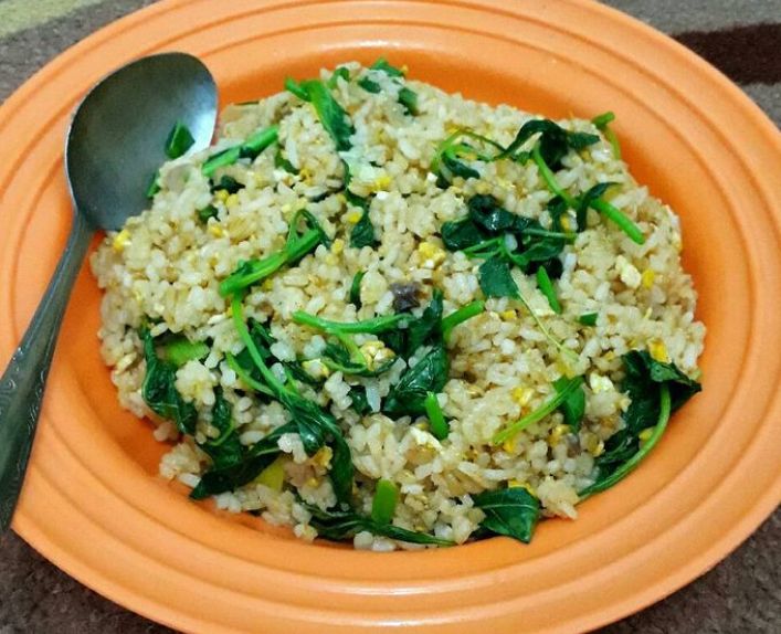 Ilustrasi nasi goreng bayam sedap untuk sarapan.