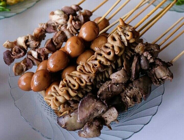 Ilustrasi sate usus ati ampela ala angkringan.