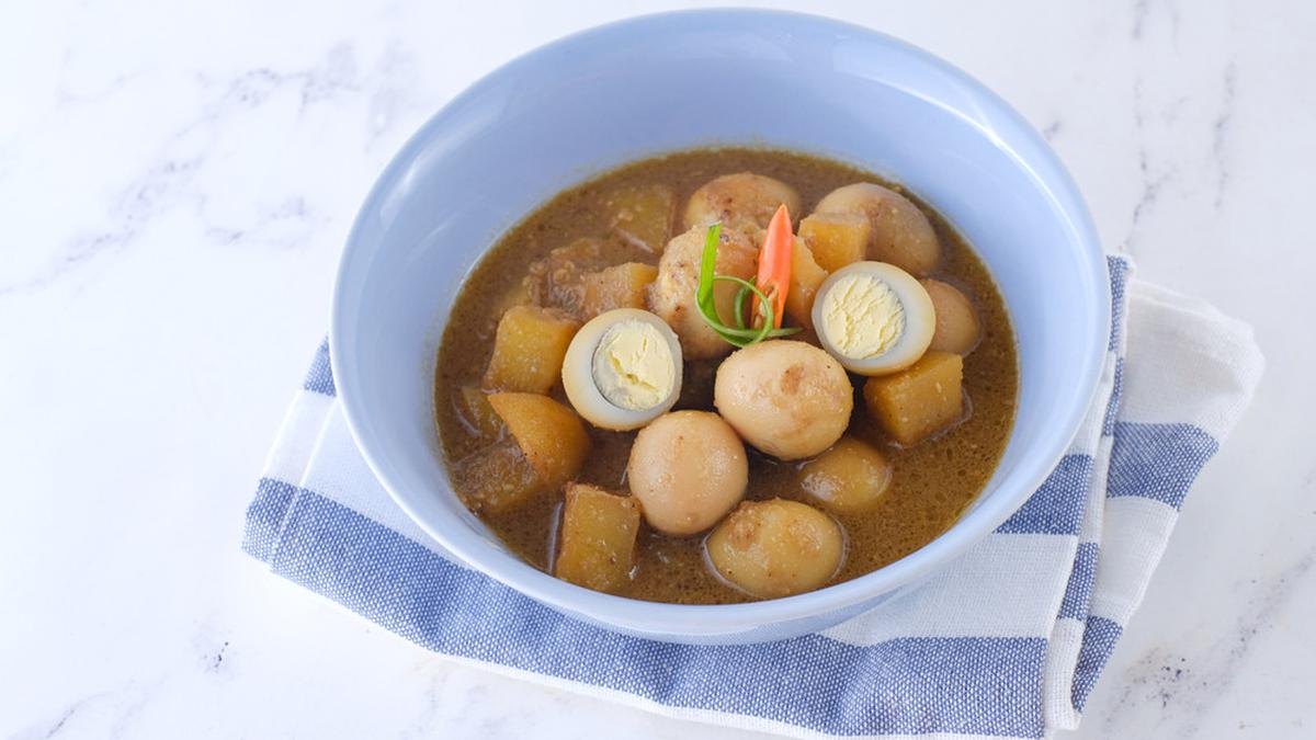Ilustrasi Semur Telur Puyuh dan Kentang