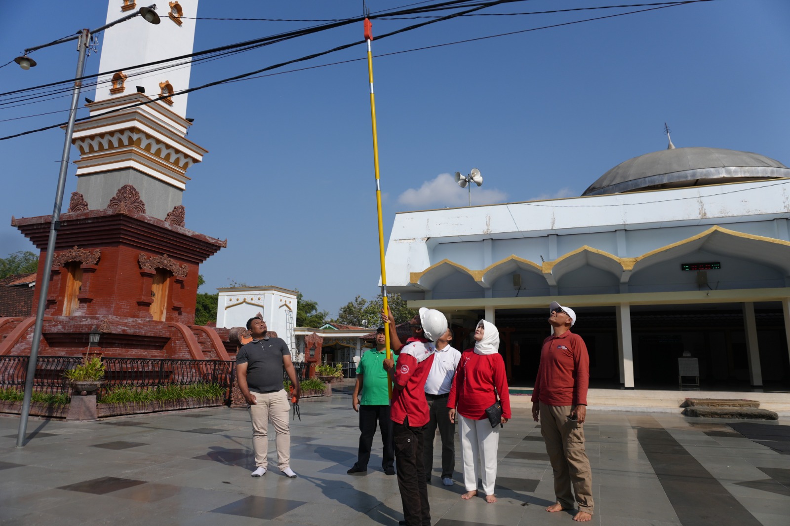 Diskominfo Ponorogo menertibkan kabel internet semrawut di depan Masjid Jami&rsquo; Tegalsari, Jetis, kemarin (25/7). SUGENG DWI N./JAWA POS RADAR PONOROGO