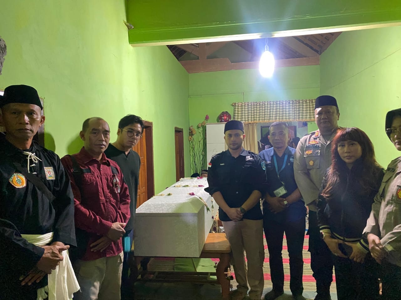 Jenazah Sakti Ramadhani Saputro, pekerja magang korban kecelakaan kerja, tiba di rumah duka Desa Wotan, Pulung, Kamis malam (24/7). DISNAKER UNTUK JAWA POS RADAR PONOROGO