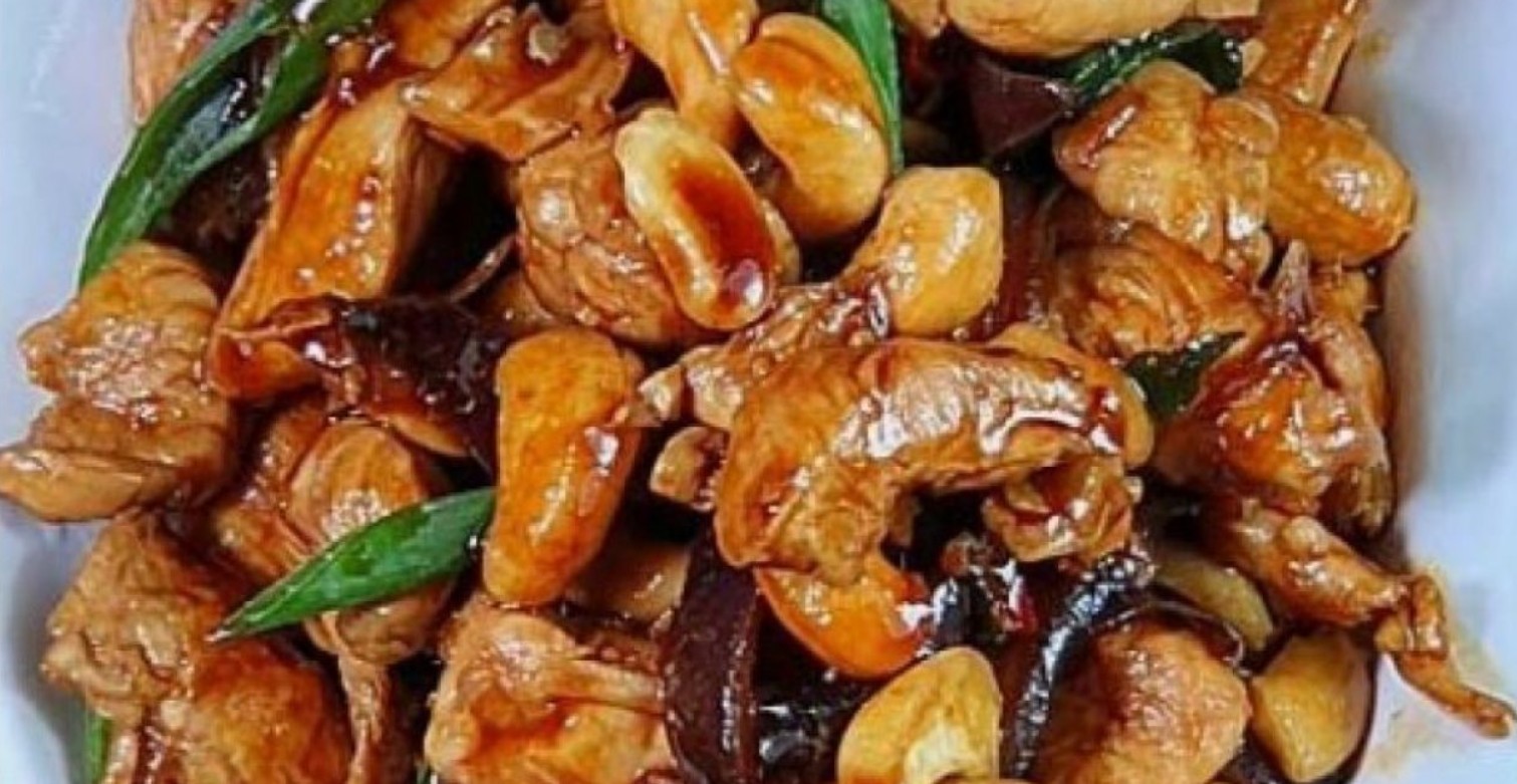 Ayam kacang mete.