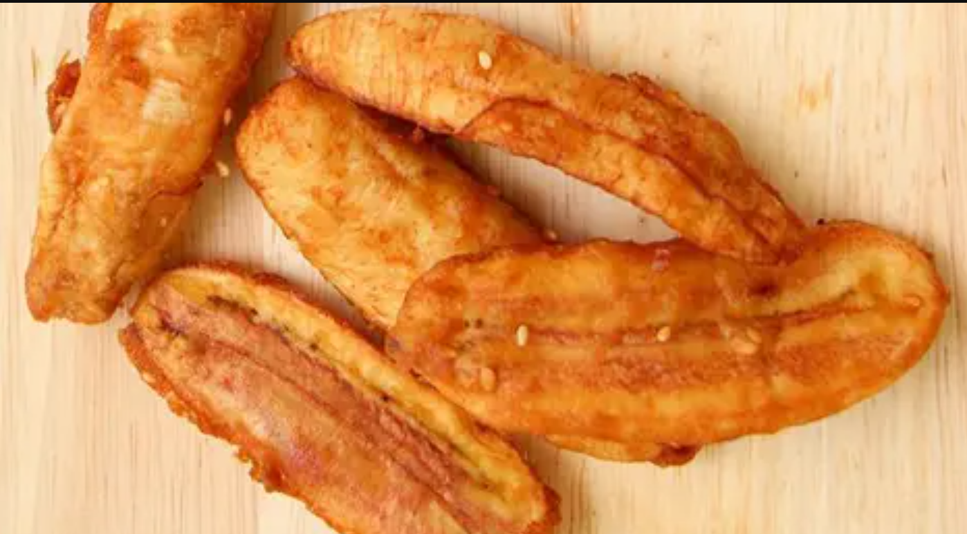 Pisang goreng Thailand kriuk luar dalam! Gurih kelapa, manis pisang, dan aroma wijen bikin camilan ini susah dilupakan.