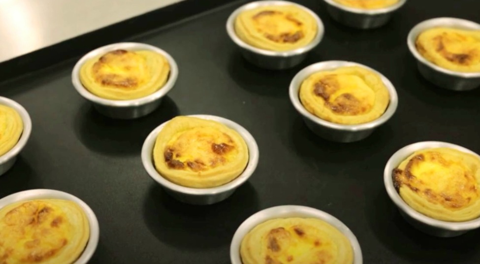Portuguese Egg Tart ala Chef Devina yang renyah dan lembut.