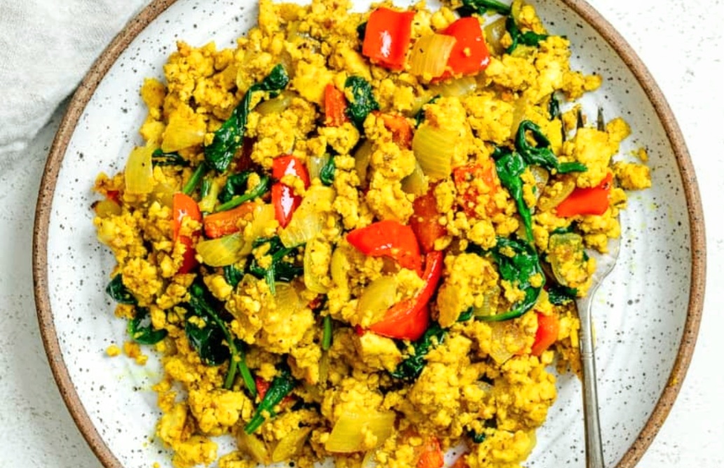 Tofu scramble sehat dan gurih, cocok untuk vegetarian atau diet.