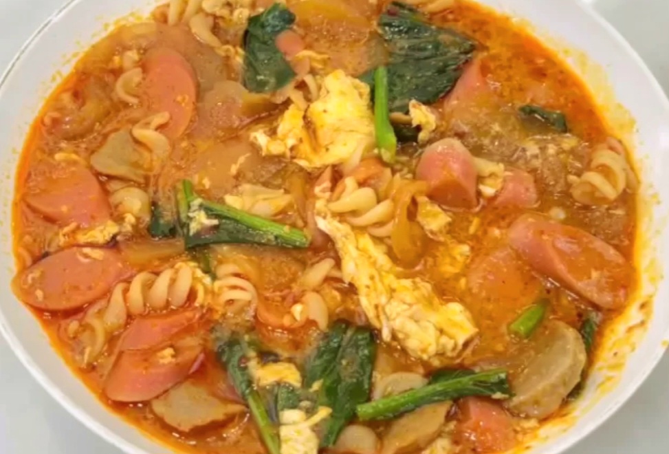Seblak kuah pedas gurih khas Sunda bisa kamu buat sendiri di rumah.