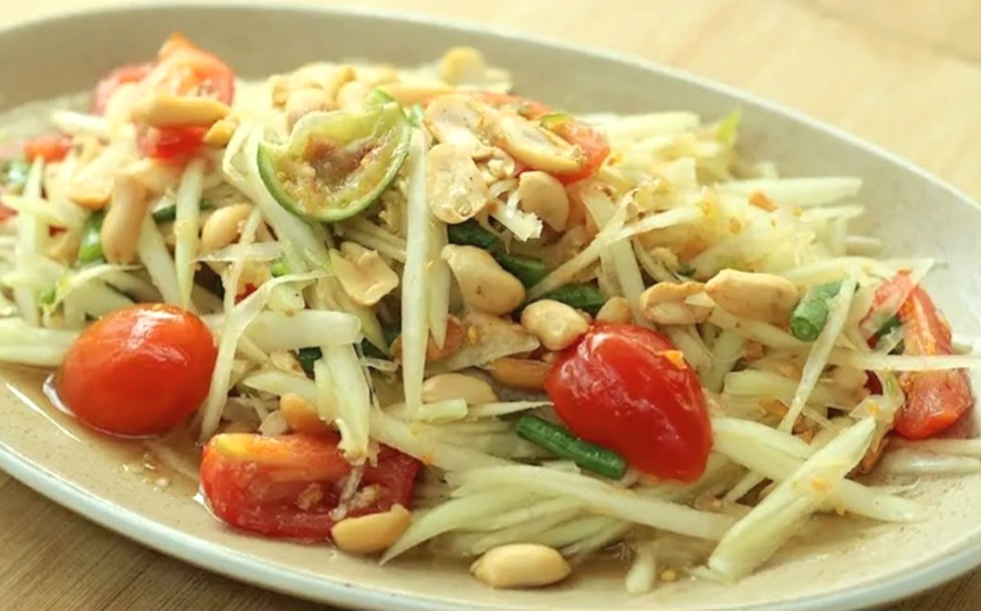 Som tam Thailand ala Chef Devina Hermawan, salad pepaya muda segar pedas yang cocok untuk lidah Indonesia.