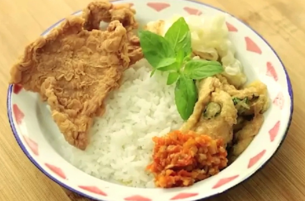 Kulit ayam krispi dipadu sambal gledek super pedas, cocok jadi menu rumahan.
