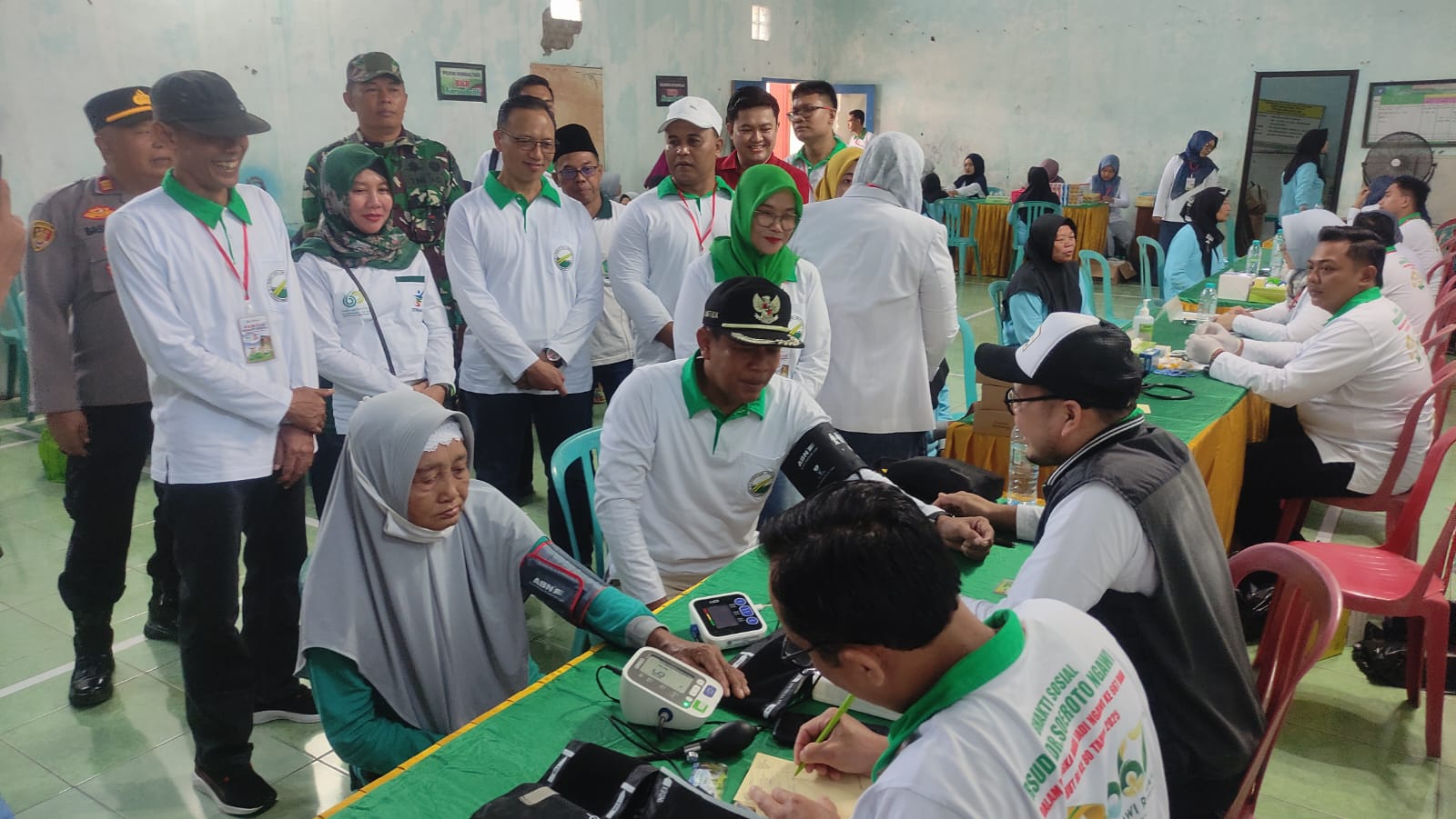 CEK TENSI: Wabub Ngawi Dwi Rianto Jatmiko ikut memeriksa tensi saat meninjau pos layanan kesehatan pada kegiatan Baksos RSDU dr Soeroto Ngawi.