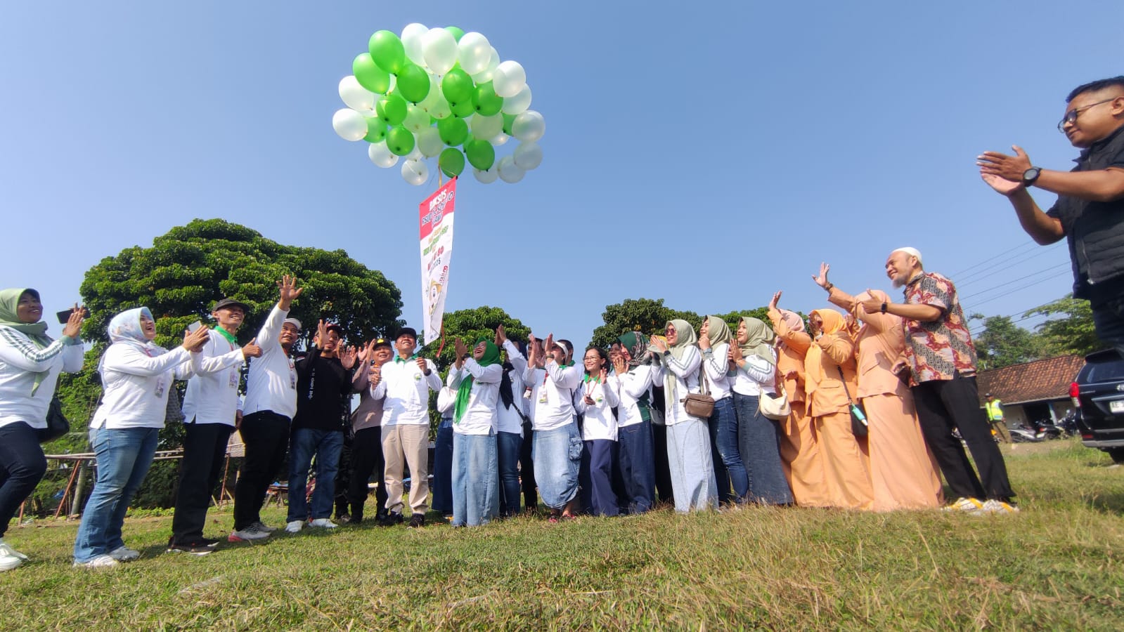SIMBOLIS: Wabup Ngawi, direktur dan Dharma Wanita Persatuan RSUD dr Soeroto, forkopimcam, Kades Ngancar, dan tim panitia saat membuka Baksos Kesehatan, Sabtu (26/7), di Kantor Kepala Desa Ngancar.