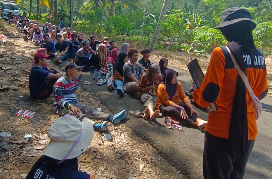 Sejumlah warga mengikuti simulasi mitigasi bencana gempa dan tsunami di Desa Watu Karung, Kecamatan Pringkuku, Pacitan. FOTO: ISTIMEWA