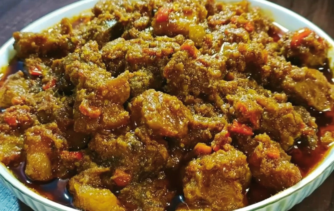 Bumbu kuning dengan paduan kunyit, lengkuas, bawang putih, dan bawang merah menjadi perpaduan sempurna untuk mengolah koyor.