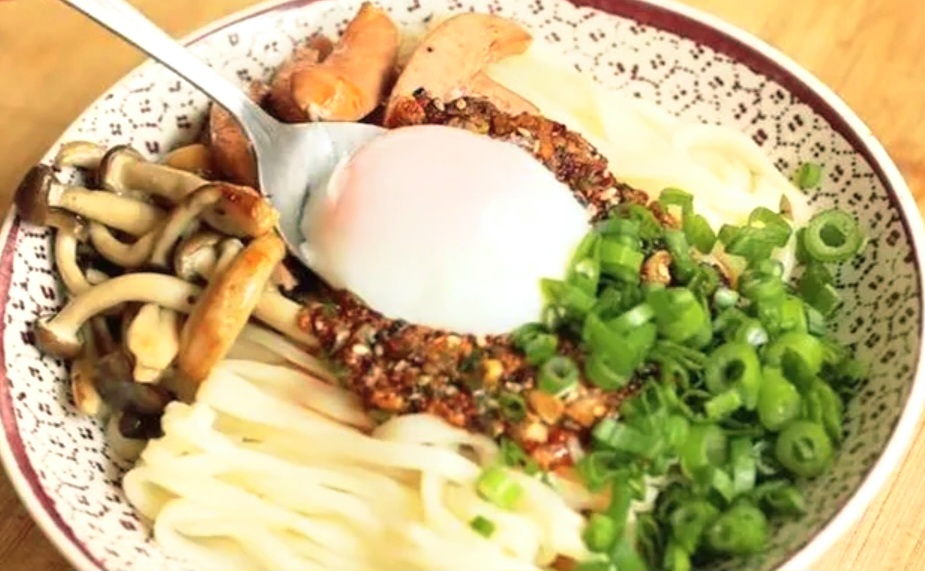 Ramen tanpa kuah ala Chef Devina Hermawan hadir dengan rasa pedas dan gurih.