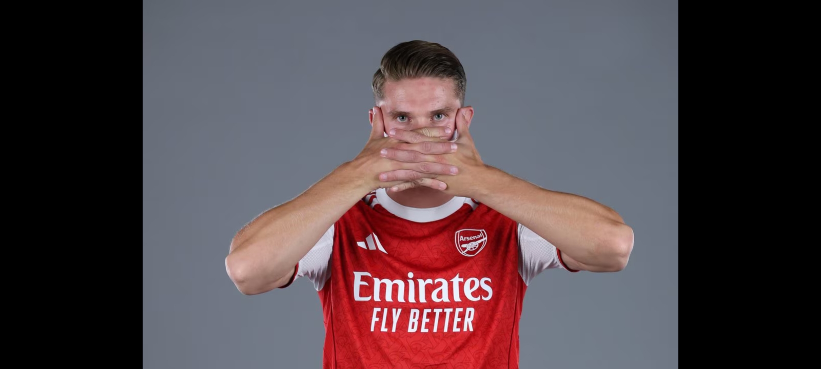 Arsenal resmi memperkenalkan striker anyar mereka Viktor Gyokeres. Dia memakai nomor 14 warisan Thierry Henry.
