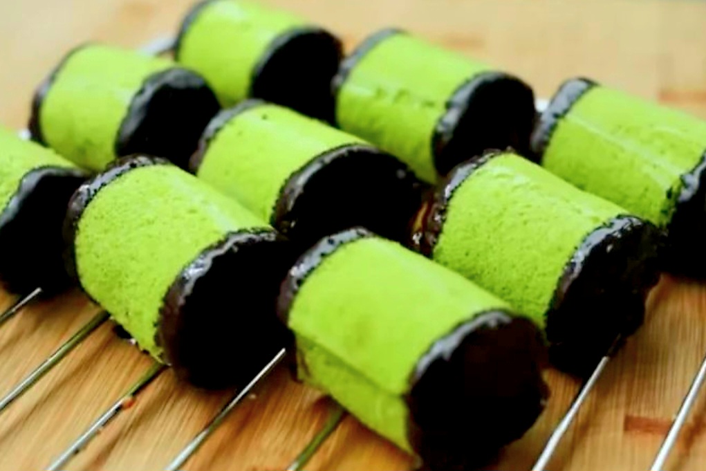 Pisang gulung khas Bandung ala Devina Hermawan, paduan sponge cake pandan, mocha cream, dan cokelat leleh.