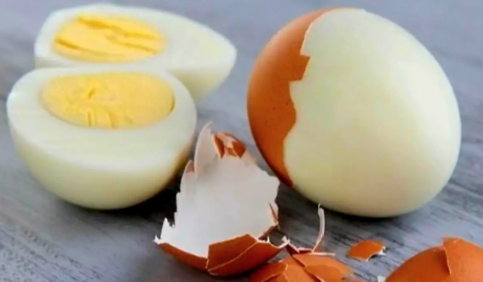 Cara mengupas telur rebus agar mulus tanpa rusak! Intip tips dari Chef Rudy Choirudin yang mudah dipraktikkan.