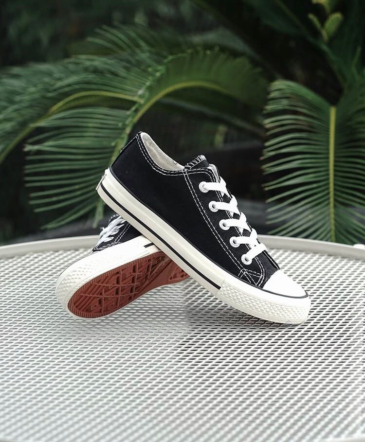 Dari sepatu pelajar jadi fashion statement! Inilah sepatu Warrior yang siap menemani gaya retro kamu.