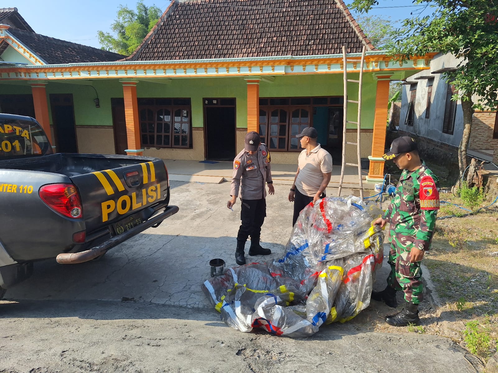 Balon udara jatuh di atap rumah warga Desa Tapen, Lembeyan, menyebabkan ledakan petasan dan kerusakan genteng. FOTO: ISTIMEWA