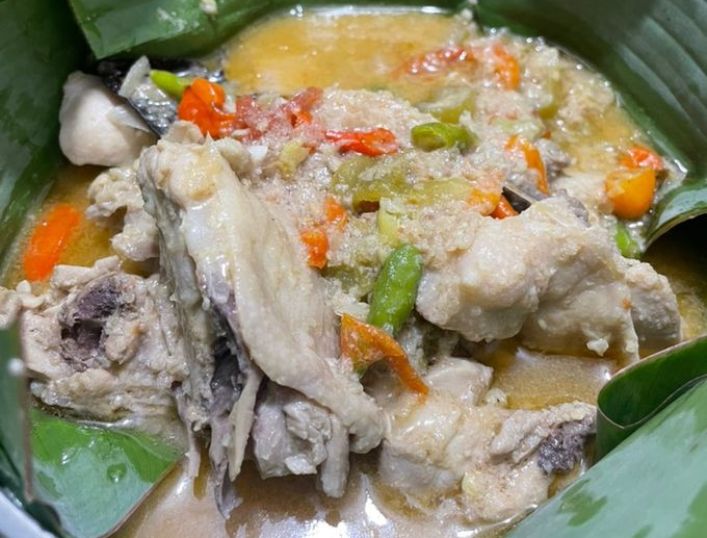 Ilustrasi garang asem ayam kukus daun pisang.