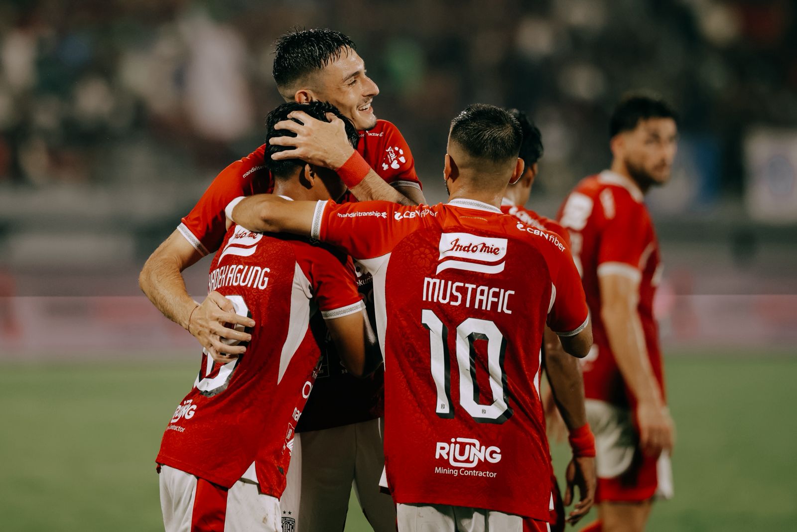 Para pemain Bali United merayakan gol.