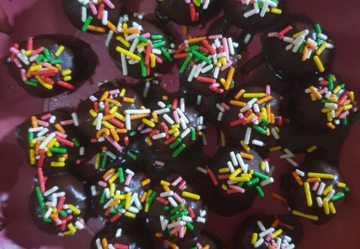 Ilustrasi kue kering coklat meses.
