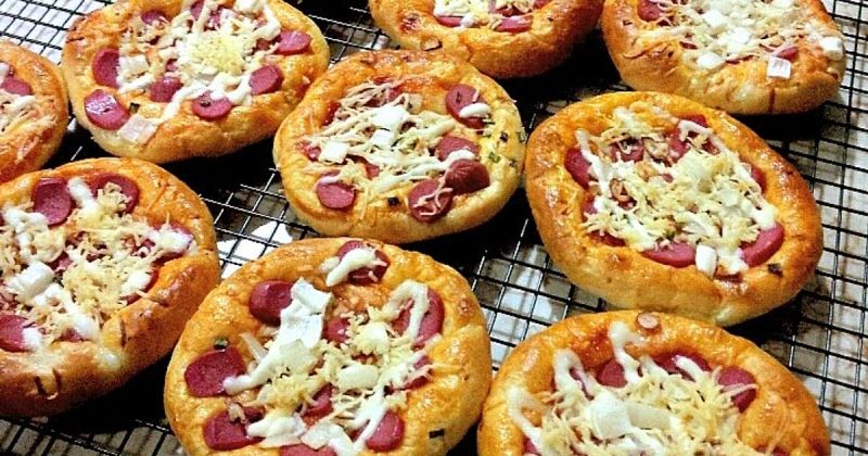 Ilustrasi pizza mini favorit anak-anak.