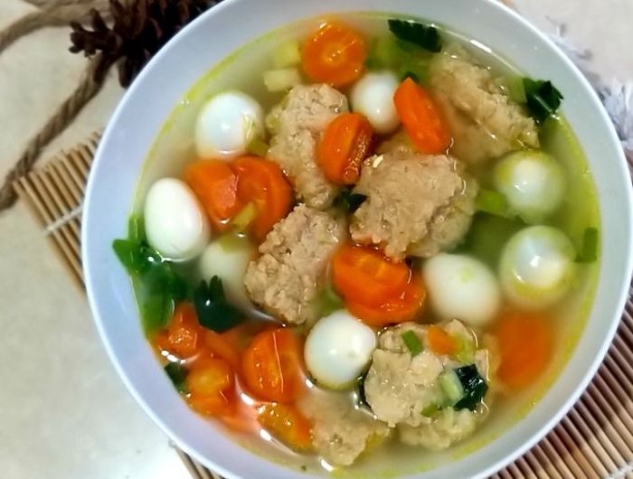 Ilustrasi sup telur puyuh tahu bakso.