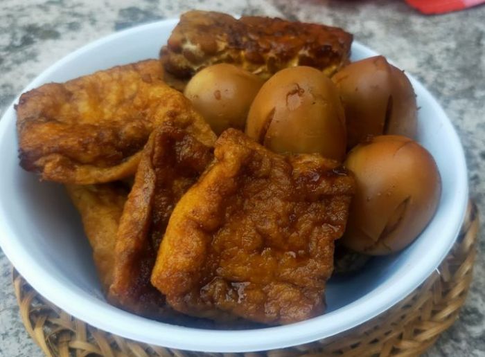 Ilustrasi tahu tempe telur bacem.