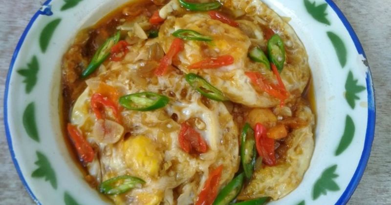 Ilustrasi telur ceplok saus tiram.