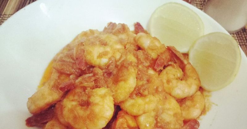 Ilustrasi udang saus cajun lemon.