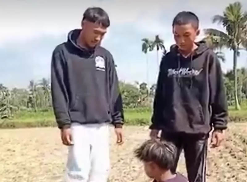 Tangkapan layar aksi bullying atau perundungan di area persawahan Desa Pengarang, Kecamatan Jambesari Darussholah, Kabupaten Bondowoso.