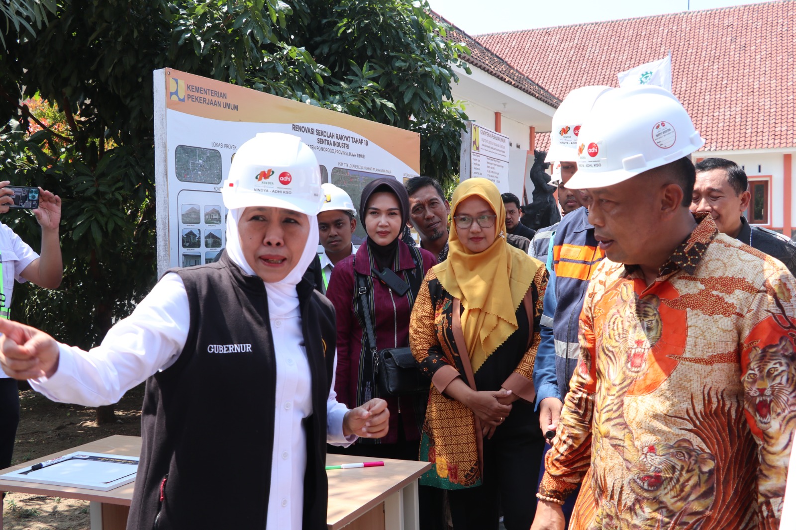 Gubernur Khofifah dan Bupati Sugiri meninjau langsung kesiapan fasilitas Gedung SR Ponorogo, termasuk asrama dan kelas. SUGENG DWI N/RADAR PONOROGO
