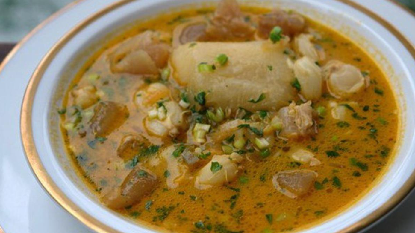 Lontong kikil Surabaya, kuahnya nendang, kikilnya empuk, cocok banget buat cuaca mendung!