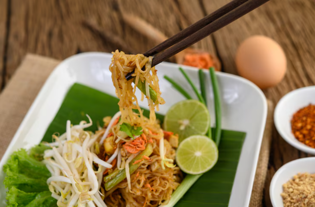 Lontong mie Surabaya lengkap pakai petis, udang, dan tahu goreng. Gurih, pedas, dan nagih abis!