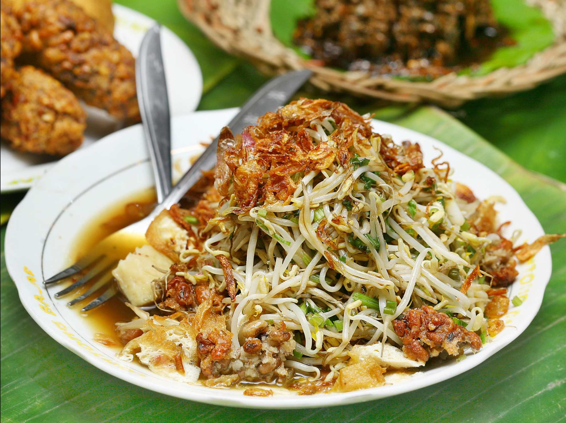 Lontong Balap Surabaya ini punya cita rasa pedas gurih yang bikin makan sekali, pengen lagi dan lagi!