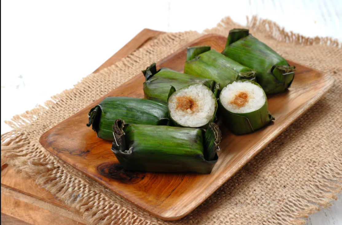 Lemper gurih isi abon ayam homemade, dibakar sampai wangi banget. Rasanya bikin susah berhenti ngunyah!