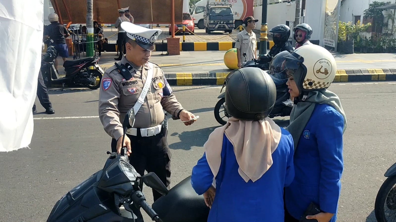 Anggota Satlantas Polres Madiun Kota memeriksa kelengkapan surat dan kendaraan pengendara selama Operasi Patuh Semeru 2025. FOTO: ISTIMEWA