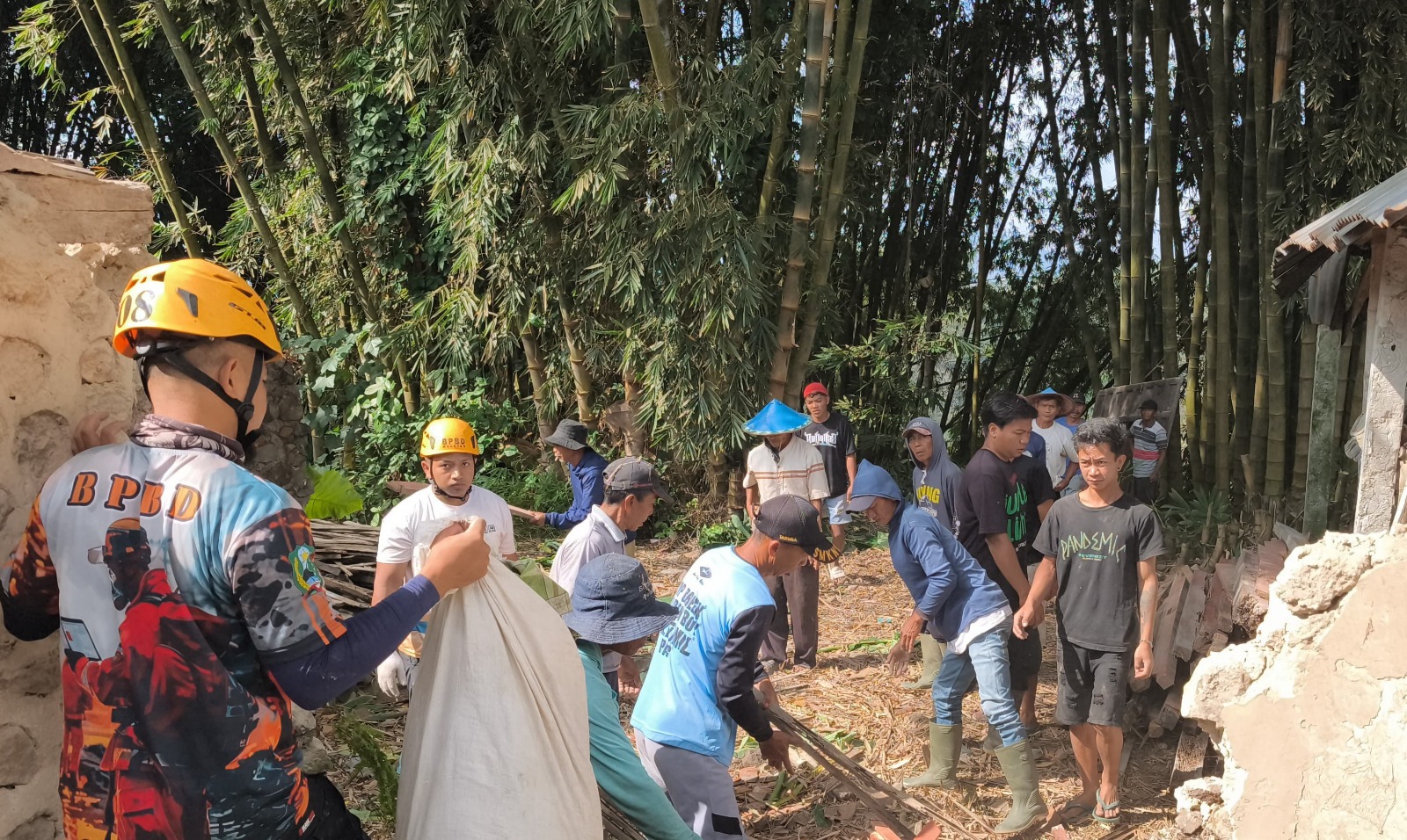 Petugas BPBD dan warga membersihkan material rumah milik Karti di Plaosan yang roboh tertimpa pohon bambu. FOTO: AJI PUTRA/RADAR MAGETAN